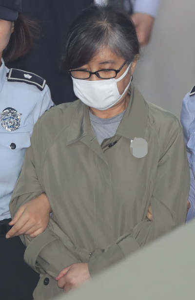 ‘비선실세’ 최순실 씨가 15일 서울 서초구 서울중앙지법에서 열린 ‘삼성 430억원대 뇌물’ 8회공판에 출석하며 법정으로 향하고 있다. [사진제공=연합뉴스]