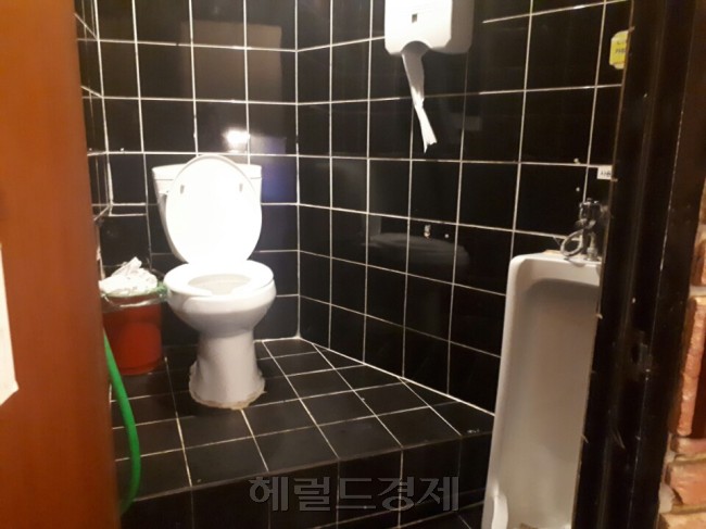 강남역 살인사건으로 공중 화장실의 안전 문제가 대두된지 1년이 지났지만 여전히 많은 건물의 화장실은 범죄 사각지대에 노출되어 있는 것으로 나타났다. [사진=박로명 기자/dodo@heraldcorp.com]