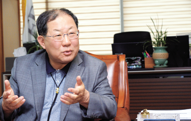 ‘일자리’가 시대의 화두가 된 가운데 박병원 경총 회장은 15일 헤럴드경제와 인터뷰에서 “일자리영향 평가제를 도입해야 한다”며 청년실업 문제에 사회가 적극 나서야 한다고 주장했다.  정희조 기자/checho@heraldcorp.com