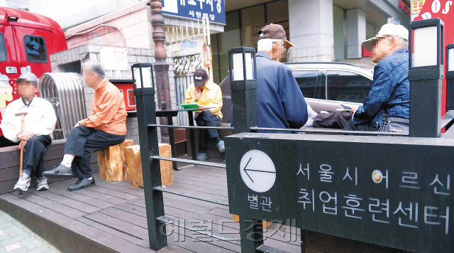 우리나라는 전 세계에서 가장 빨리 노령화 사회로 진입하고 있다. 서울 종로구 노인복지센터에 노인들이 모여 있다.   정희조 기자/checho@heraldcorp.com