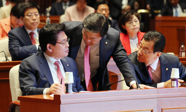 자유한국당 정우택 대표권한대행(왼쪽부터), 김선동 원내수석부대표, 이현재 정책위의장이 16일 오전 국회에서 열린 의원총회에 참석, 대화하고 있다. [사진=연합뉴스]
자유한국당 정우택 대표권한대행(왼쪽부터), 김선동 원내수석부대표, 이현재 정책위의장이 16일 오전 국회에서 열린 의원총회에 참석, 대화하고 있다. [사진=연합뉴스]