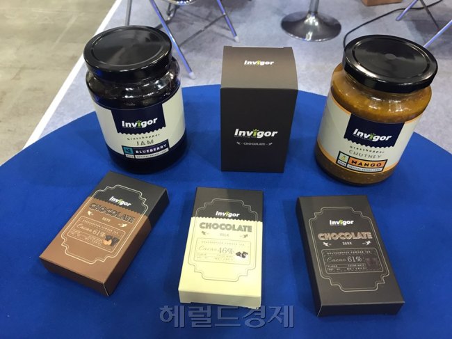 [사진=2017 서울푸드에서 선보인 인비고(Invigor) ‘그래스호퍼’ 곤충 잼ㆍ쳐트니ㆍ초콜릿]