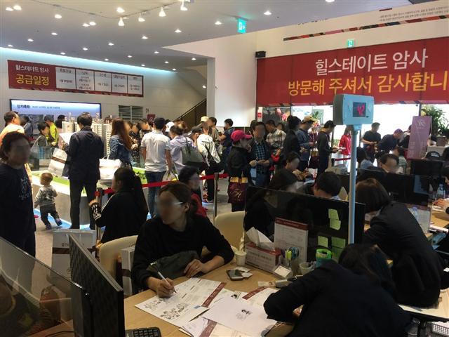 힐스테이트 암사는 지난달 청약을 접수해 평균 12.25 대 1의 경쟁률을 보일 정도로 인기가 높았지만, 25%가 넘는 부적격자로 인해 미분양이 발생했다. 사진은 지난달 이 아파트의 청약 현장.