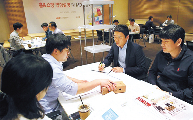 홈앤쇼핑이 16일 서울 상암동 중소기업DMC센터에서 우수 중소기업을 대상으로 입점설명 및 1대 1 MD상담회를 열고 있다.