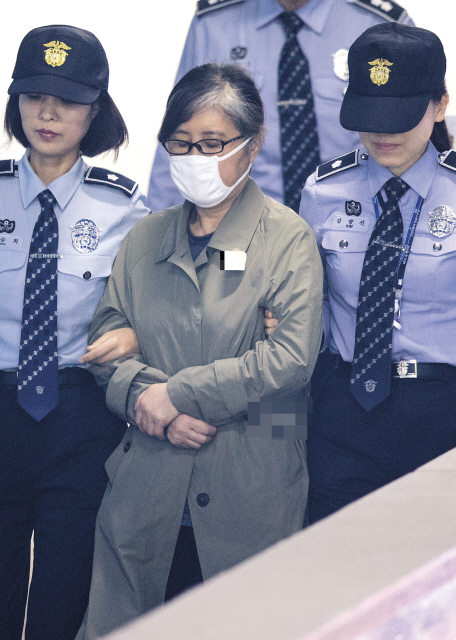 박근혜 정부의 ‘비선실세’ 최순실 씨가 17일 서초구 서울중앙지법에서 열린 이화여대 ‘학사비리’ 공판에 증인으로 출석하고 있다.  [연합뉴스]
