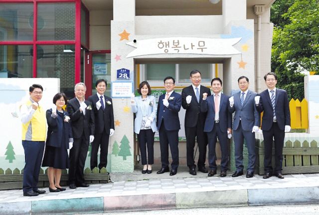 한국전기안전공사(사장 이상권·왼쪽에서 4번째)는 16일 충북 청주시 서원구에 있는 행복나무 지역아동센터에서 한국에너지재단, 솔라루체 등 협업기관ㆍ기업 관계자 및 시민들과 함께 ‘지역아동센터 학습환경 개선사업 착공식’ 행사를 가졌다. 이 사업은 그동안 공사가 시행해온 취약계층 아동보육시설 안전을 위한 노후ㆍ불량 전기설비 개선 사업의 일환이다.  황해창 기자/hchwang@