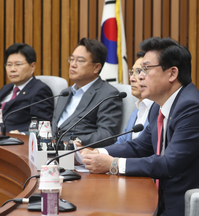 자유한국당 정우택 대표 권한대행이 17일 오전 국회에서 열린 중진의원 간담회에서 발언하고 있다. [사진=연합뉴스]
자유한국당 정우택 대표 권한대행이 17일 오전 국회에서 열린 중진의원 간담회에서 발언하고 있다. [사진=연합뉴스]