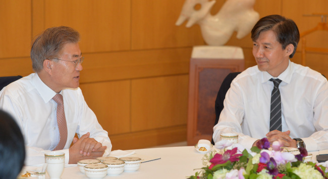 <YONHAP PHOTO-3016> 문 대통령과 조국 민정수석 대화 (서울=연합뉴스) 백승렬 기자 = 문재인 대통령이 11일 청와대에서 열린 신임수석과 오찬에서 조국 민정수석과 대화하고 있다. 2017.5.11 srbaek@yna.co.kr/2017-05-11 14:37:24/ <저작권자 ⓒ 1980-2017 ㈜연합뉴스. 무단 전재 재배포 금지.>
<YONHAP PHOTO-3016> 문 대통령과 조국 민정수석 대화 (서울=연합뉴스) 백승렬 기자 = 문재인 대통령이 11일 청와대에서 열린 신임수석과 오찬에서 조국 민정수석과 대화하고 있다. 2017.5.11 srbaek@yna.co.kr/2017-05-11 14:37:24/ <저작권자 ⓒ 1980-2017 ㈜연합뉴스. 무단 전재 재배포 금지.>