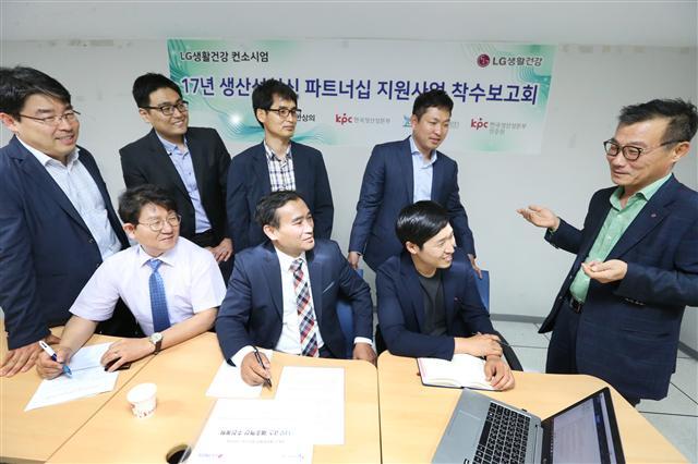 ‘LG생활건강 생산성혁신 파트너십’ 발대식에서 박헌영(우측 첫번째) 대외협력부문 상무가 컨설팅 프로그램을 설명하고 있다.