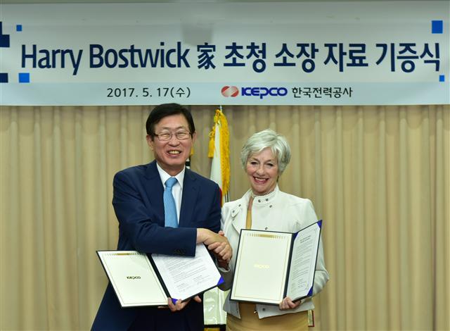 조환익 한전 사장(왼쪽)이 17일 전남 나주 본사에서 국내 최초 전력회사인 한성전기 설립 당시 미국 측 파트너였던 해리 보스트윅 가(家)로부터 관련 문서와 사진 등을 기증받은 뒤 기념촬영하고 있다.
［사진=한국전력］