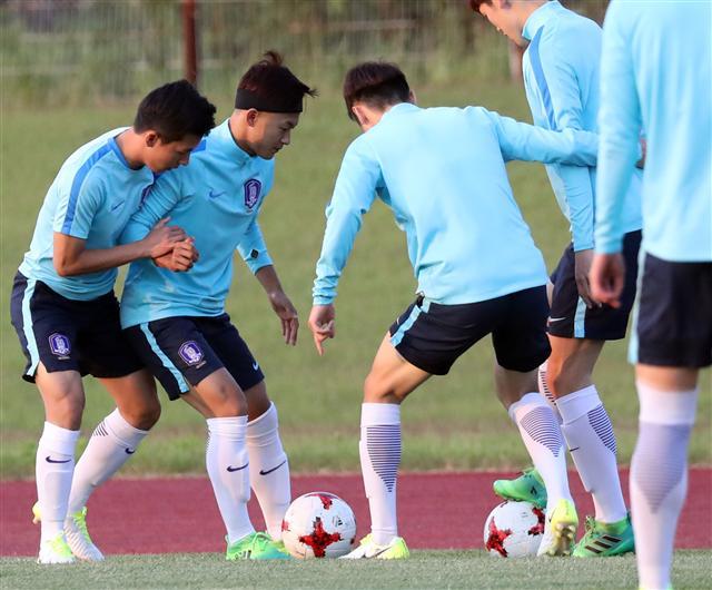 전주에서 개막하는 ‘FIFA U-20 월드컵 코리아 2017’에 참가한 한국대표팀이 17일 전주 월드컵 보조경기장에서 훈련하고 있다.  [연합뉴스]