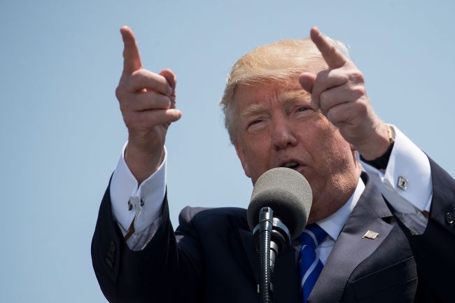 <YONHAP PHOTO-1402> NEW LONDON, CT - MAY 17: US President Donald Trump delivers the commencement address at the commencement ceremony at the U.S. Coast Guard Academy, May 17, 2017 in New London, Connecticut. This is President Trump's second commencement address since taking office and comes amid controversy after his firing of FBI Director James Comey. Drew Angerer/Getty Images/AFP == FOR NEWSPAPERS, INTERNET, TELCOS & TELEVISION USE ONLY ==/2017-05-18 06:28:14/ <저작권자 ⓒ 1980-2017 ㈜연합뉴스. 무단 전재 재배포 금지.>
<YONHAP PHOTO-1402> NEW LONDON, CT - MAY 17: US President Donald Trump delivers the commencement address at the commencement ceremony at the U.S. Coast Guard Academy, May 17, 2017 in New London, Connecticut. This is President Trump's second commencement address since taking office and comes amid controversy after his firing of FBI Director James Comey. Drew Angerer/Getty Images/AFP == FOR NEWSPAPERS, INTERNET, TELCOS & TELEVISION USE ONLY ==/2017-05-18 06:28:14/ <저작권자 ⓒ 1980-2017 ㈜연합뉴스. 무단 전재 재배포 금지.>
