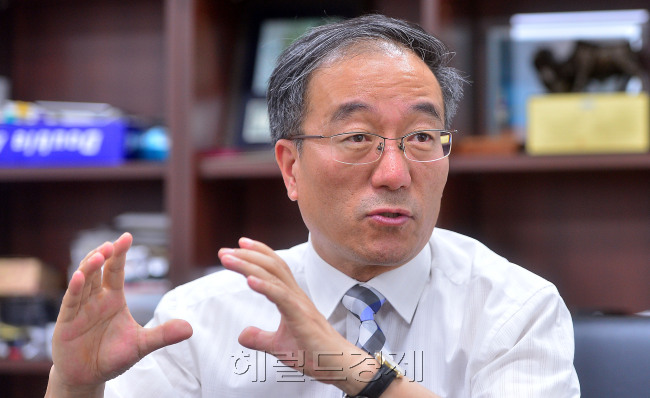 최의열 바디텍메드 대표는 “존슨앤드존슨도 인수ㆍ합병(M&A)을 통해 세계적인 제약회사가 됐다”며 “이를 모델로 삼아 진단분야에서 덩치 있는 기업을 만들겠다”고 각오를 밝혔다.
이상섭 기자/babtong@