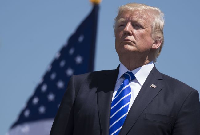 <YONHAP PHOTO-1440> US President Donald Trump attends the US Coast Guard Academy Commencement Ceremony in New London, Connecticut, May 17, 2017. / AFP PHOTO / SAUL LOEB/2017-05-18 06:36:48/ <저작권자 ⓒ 1980-2017 ㈜연합뉴스. 무단 전재 재배포 금지.>
<YONHAP PHOTO-1440> US President Donald Trump attends the US Coast Guard Academy Commencement Ceremony in New London, Connecticut, May 17, 2017. / AFP PHOTO / SAUL LOEB/2017-05-18 06:36:48/ <저작권자 ⓒ 1980-2017 ㈜연합뉴스. 무단 전재 재배포 금지.>