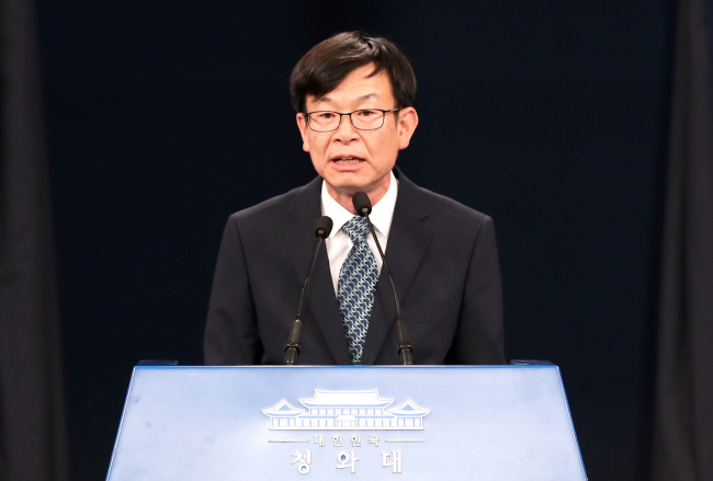 <YONHAP PHOTO-3950> 소감 말하는 공정거래위원장 후보자 (서울=연합뉴스) 김주형 기자 = 김상조 공정거래위원장 후보자가 17일 오후 춘추관 대브리핑실에서 소감을 말하고 있다. 2017.5.17 kjhpress@yna.co.kr/2017-05-17 17:46:45/ <저작권자 ⓒ 1980-2017 ㈜연합뉴스. 무단 전재 재배포 금지.>
<YONHAP PHOTO-3950> 소감 말하는 공정거래위원장 후보자 (서울=연합뉴스) 김주형 기자 = 김상조 공정거래위원장 후보자가 17일 오후 춘추관 대브리핑실에서 소감을 말하고 있다. 2017.5.17 kjhpress@yna.co.kr/2017-05-17 17:46:45/ <저작권자 ⓒ 1980-2017 ㈜연합뉴스. 무단 전재 재배포 금지.>