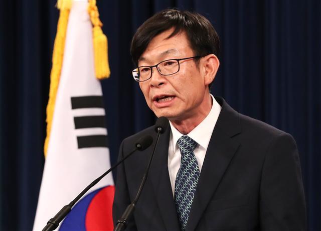 ‘재벌 저승사자’로 불리는 김상조 한성대 교수가 공정거래위원장에 내정되면서 금융권도 바짝 긴장하고 있다. 사진은 김 후보자가 지난 17일 오후 춘추관 대브리핑실에서 소감을 말하고 있는 모습.  [연합뉴스]