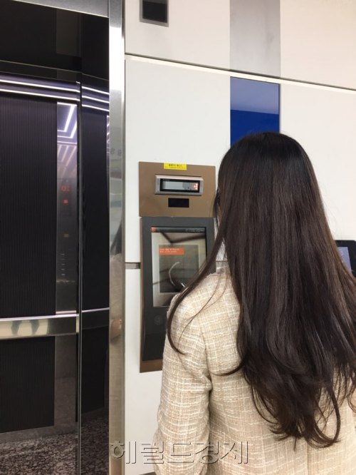 지난 12일 찾은 경기도 이천시 부발읍 현대엘리베이터 아산타워에는 미래 엘리베이터의 청사진을 가늠해볼 수 있는 다양한 입력 방식과 소재가 한 자리에 모여 있었다. 사진은 홍채 인식 엘리베이터 운행 시범을 보이고 있는 현대엘리베이터 관계자 모습.  [사진=박혜림 기자/rim@]