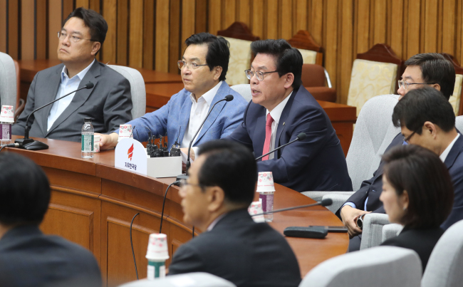 자유한국당 정우택 대표 권한대행이 17일 국회에서 열린 중진의원 간담회에서 발언하고 있다.[사진=연합뉴스]
자유한국당 정우택 대표 권한대행이 17일 국회에서 열린 중진의원 간담회에서 발언하고 있다.[사진=연합뉴스]