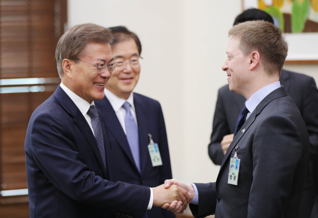 <YONHAP PHOTO-3189> 미국 정부대표단과 인사하는 문 대통령 (서울=연합뉴스) 문재인 대통령이 16일 오전 청와대를 방문한 매튜 포틴저 미국 백악관 국가안전보장회의(NSC) 아시아 담당 선임보좌관 등 미국 정부대표단과 인사하고 있다. 2017.5.16 [청와대 제공=연합뉴스] srbaek@yna.co.kr/2017-05-16 15:14:53/ <저작권자 ⓒ 1980-2017 ㈜연합뉴스. 무단 전재 재배포 금지.>
<YONHAP PHOTO-3189> 미국 정부대표단과 인사하는 문 대통령 (서울=연합뉴스) 문재인 대통령이 16일 오전 청와대를 방문한 매튜 포틴저 미국 백악관 국가안전보장회의(NSC) 아시아 담당 선임보좌관 등 미국 정부대표단과 인사하고 있다. 2017.5.16 [청와대 제공=연합뉴스] srbaek@yna.co.kr/2017-05-16 15:14:53/ <저작권자 ⓒ 1980-2017 ㈜연합뉴스. 무단 전재 재배포 금지.>