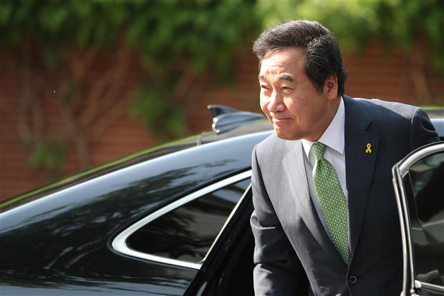 이낙연 국무총리 후보자가 18일 오전 서울 종로구 통의동 금융감독원 연수원에 마련된 국무총리 인사청문회 준비 사무실로 출근하며 승용차에서 내리고 있다.
[연합뉴스]