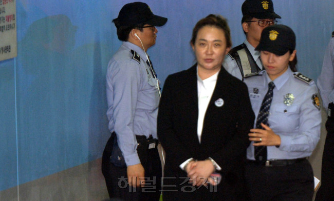 서울중앙지법 형사합의23부는 18일 김영재 원장과 부인 박채윤 와이제이콥스메디칼 대표, 김상만 전 녹십자아이메드 원장의 선고 공판을 열었다. 국정농단 사건 중 첫 판결이다.
[사진=정희조 기자/checho@heraldcorp.com]