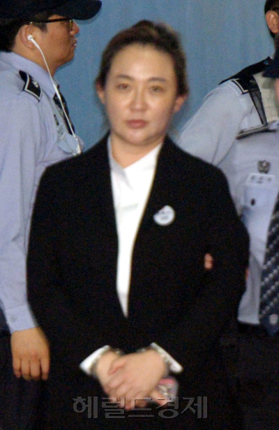 서울중앙지법 형사합의23부는 18일 김영재 원장과 부인 박채윤 와이제이콥스메디칼 대표, 김상만 전 녹십자아이메드 원장의 선고 공판을 열었다. 국정농단 사건 중 첫 판결이다.
[사진=정희조 기자/checho@heraldcorp.com]