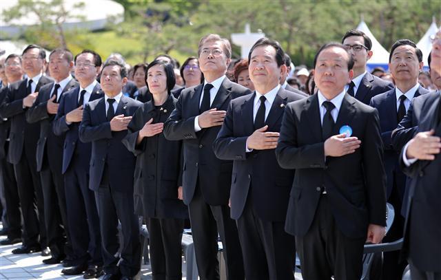 문재인 대통령(앞줄 오른쪽 세번째)과 여야 지도부 등 참석자들이 18일 오전 광주 국립 5ㆍ18 민주묘지에서 열린 제37주년 5ㆍ18 민주화운동 기념식에서 국기에 대한 경례를 하고 있다.  [연합뉴스]