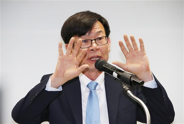 김상조 공정거래위원장 후보자가 18일 오전 서울 중구 한국공정거래조정원에서 열린 기자간담회에서 취재진 질문에 답하고 있다.   [연합뉴스]