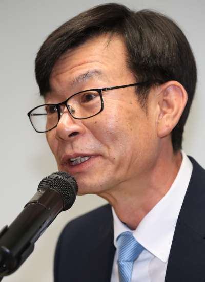 김상조 공정거래위원장 후보자가 18일 오전 서울 중구 한국공정거래조정원에서 열린 기자간담회에서 취재진 질문에 답하고 있다. [사진제공=연합뉴스]