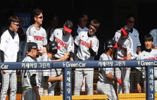 In this file photo taken on May 7, 2017, players of the LG Twins celebrate a run during their Korea Baseball Organization game against the Doosan Bears at Jamsil Stadium in Seoul. (Yonhap)