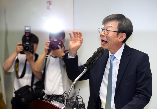 <YONHAP PHOTO-1969> 발언하는 김상조 후보자 (서울=연합뉴스) 박동주 기자 = 김상조 공정거래위원장 후보자가 18일 오전 서울 중구 한국공정거래조정원에서 열린 기자간담회에서 취재진 질문에 답하고 있다. 2017.5.18 pdj6635@yna.co.kr/2017-05-18 10:09:53/ <저작권자 ⓒ 1980-2017 ㈜연합뉴스. 무단 전재 재배포 금지.>
<YONHAP PHOTO-1969> 발언하는 김상조 후보자 (서울=연합뉴스) 박동주 기자 = 김상조 공정거래위원장 후보자가 18일 오전 서울 중구 한국공정거래조정원에서 열린 기자간담회에서 취재진 질문에 답하고 있다. 2017.5.18 pdj6635@yna.co.kr/2017-05-18 10:09:53/ <저작권자 ⓒ 1980-2017 ㈜연합뉴스. 무단 전재 재배포 금지.>