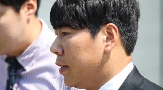 Pittsburgh Pirates infielder Kang Jung-ho leaves the Seoul Central Distric Court following his appeals hearing over a drunk driving sentence on May 18, 2017. (Yonhap)