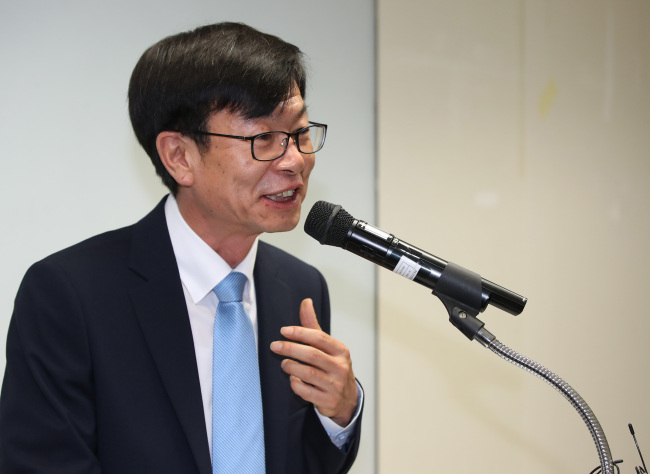 김상조 공정거래위원장 후보자가 18일 오전 서울 중구 한국공정거래조정원에서 열린 기자간담회에서 취재진 질문에 답하고 있다.[사진=연합뉴스]
김상조 공정거래위원장 후보자가 18일 오전 서울 중구 한국공정거래조정원에서 열린 기자간담회에서 취재진 질문에 답하고 있다.[사진=연합뉴스]