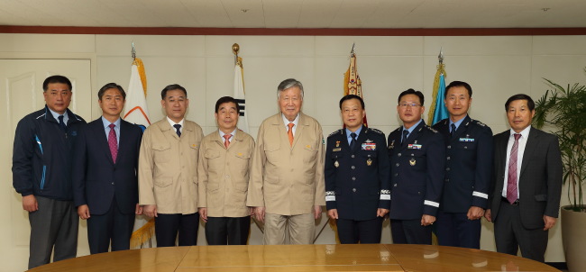 이중근 부영그룹 회장(가운데)이 전달식에 참석한 황성진 공군사관학교장(왼쪽 여섯번째) 등 관계자들과 기념촬영을 하고 있다.<br />[사진제공=부영그룹]
이중근 부영그룹 회장(가운데)이 전달식에 참석한 황성진 공군사관학교장(왼쪽 여섯번째) 등 관계자들과 기념촬영을 하고 있다.
[사진제공=부영그룹]