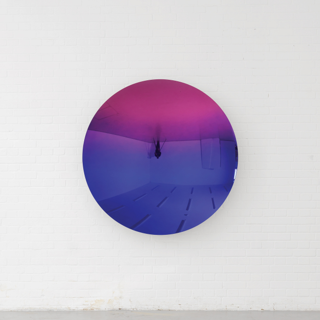 아트부산 2017 참여작. 이니쉬 카푸어, Mirror [Pink to Burple], 2016, Stainless steel and lacquer, 149x149x21cm [사진제공=아트부산2017]