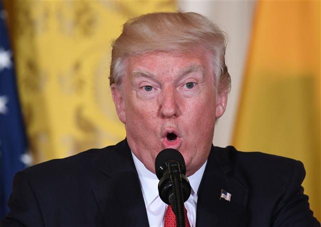 <YONHAP PHOTO-3199> US President Donald Trump speaks during a joint press conference with Colombia's President Juan Manuel Santos at the White House on May 18, 2017 in Washington, DC. / AFP PHOTO / JIM WATSON/2017-05-19 07:29:13/ <저작권자 ⓒ 1980-2017 ㈜연합뉴스. 무단 전재 재배포 금지.>