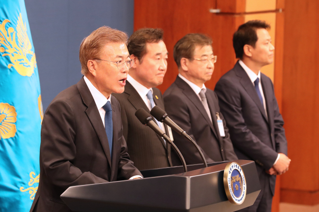 <YONHAP PHOTO-3435> 문재인 대통령과 내정자들 (서울=연합뉴스) 백승렬 기자 = 문재인 대통령이 10일 오후 청와대 춘추관 브리핑룸에서 열린 기자회견에서 이낙연 국무총리(문 대통령 오른쪽부터)와 서훈 국정원장, 임종석 비서실장 후보자를 발표하고 있다. 2017.5.10 srbaek@yna.co.kr/2017-05-10 15:22:07/ <저작권자 ⓒ 1980-2017 ㈜연합뉴스. 무단 전재 재배포 금지.>
<YONHAP PHOTO-3435> 문재인 대통령과 내정자들 (서울=연합뉴스) 백승렬 기자 = 문재인 대통령이 10일 오후 청와대 춘추관 브리핑룸에서 열린 기자회견에서 이낙연 국무총리(문 대통령 오른쪽부터)와 서훈 국정원장, 임종석 비서실장 후보자를 발표하고 있다. 2017.5.10 srbaek@yna.co.kr/2017-05-10 15:22:07/ <저작권자 ⓒ 1980-2017 ㈜연합뉴스. 무단 전재 재배포 금지.>