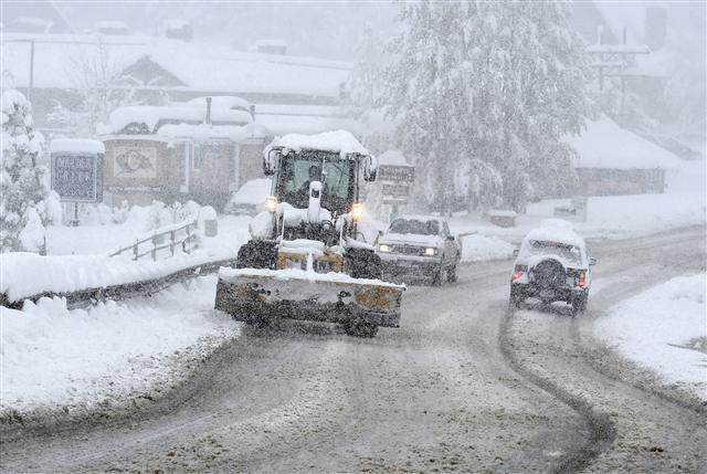 <YONHAP PHOTO-1882> Nederland residents work on snow removal during a steady snow in Nederland, Colo., on Thursday, May 18, 2017. A rare May snow dump across Colorado has prompted some emergency warming shelters to re-open after being closed for the season. (Cliff Grassmick/Daily Camera via AP)/2017-05-19 05:39:35/ <저작권자 ⓒ 1980-2017 ㈜연합뉴스. 무단 전재 재배포 금지.>