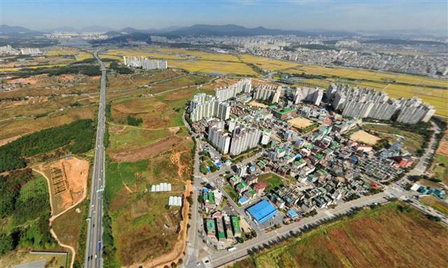 잠잠하던 서수원 일대에 개발 호재가 겹치며 부동산 시장이 들썩이고 있다. 기존 주거단지와 대표적인 택지지구인 호매실지구가 대상이다. 단 투자는 장기적인 안목으로 접근하는 것이 좋다. 사진은 호매실지구 기존 주택가 모습.  [사진제공=네이버 항공뷰]
