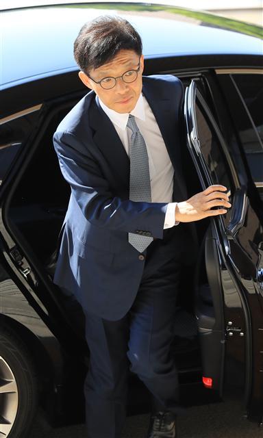 ‘돈 봉투 만찬사건’ 의혹에 휩싸인 안태근(51·사법연수원 20기) 법무부 검찰국장이 19일 오전 경기도 과천시 법무부 청사로 출근하고 있다. 안 국장은 우병우 전 청와대 민정수석 수사를 마친 직후 이영렬(59·사법연수원 18기) 서울중앙지검장과 만나 돈봉투를 주고받은 혐의로 감찰을 받게 되자 “현 상황에서 공직 수행이 적절하지 않은 것으로 판단돼 사의를 표명한다”며 18일 오전 전격 사의를 표명했다.  [연합뉴스]