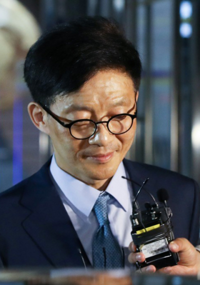 안태근 법무부 검찰국장이 18일 오후 경기도 과천시 정부과천청사 법무부에서 퇴근하고 있다. [사진제공=연합뉴스]