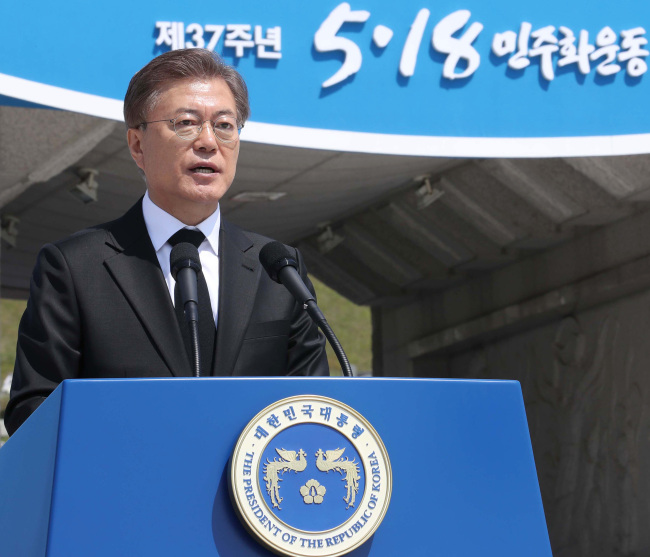 <YONHAP PHOTO-3216> 기념사하는 문 대통령 (광주=연합뉴스) 백승렬 기자 = 문재인 대통령이 18일 오전 광주 국립 5·18 민주묘지에서 열린 제37주년 5·18 민주화운동 기념식에서 기념사를 하고 있다. 2017.5.18 srbaek@yna.co.kr/2017-05-18 15:28:35/ <저작권자 ⓒ 1980-2017 ㈜연합뉴스. 무단 전재 재배포 금지.>
<YONHAP PHOTO-3216> 기념사하는 문 대통령 (광주=연합뉴스) 백승렬 기자 = 문재인 대통령이 18일 오전 광주 국립 5·18 민주묘지에서 열린 제37주년 5·18 민주화운동 기념식에서 기념사를 하고 있다. 2017.5.18 srbaek@yna.co.kr/2017-05-18 15:28:35/ <저작권자 ⓒ 1980-2017 ㈜연합뉴스. 무단 전재 재배포 금지.>