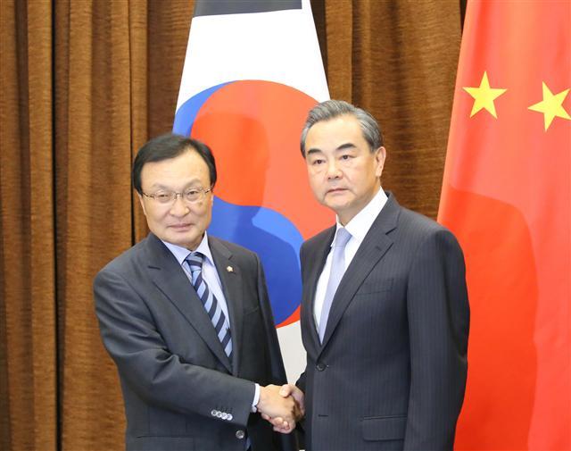 18일 오후 중국 베이징 중국 외교부에서 이해찬 중국 특사와 왕이 중국 외교부장이 면담 전 악수를 하고 있다.  [베이징=연합뉴스]