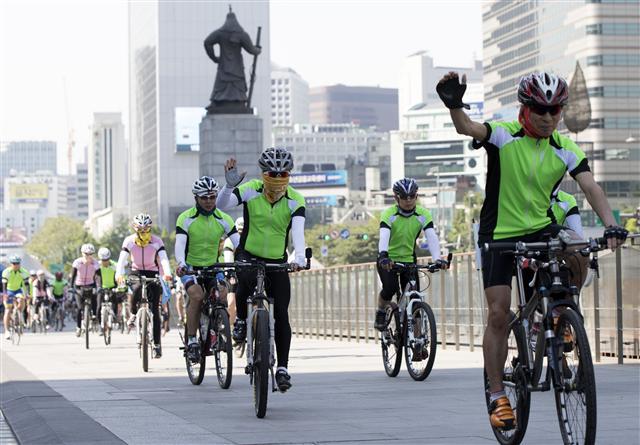 <YONHAP PHOTO-3616> '금강산 관광 재개 촉구합니다' (서울=연합뉴스) 윤동진 기자 = 19일 오전 서울 광화문광장에서 열린 금강산관광 재개를 위한 자전거 대행진 출정식에서 참석자들이 힘차게 달리고 있다. 2017.5.19 mon@yna.co.kr/2017-05-19 09:59:04/ <저작권자 ⓒ 1980-2017 ㈜연합뉴스. 무단 전재 재배포 금지.>