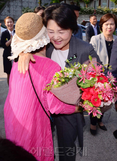 영부인 김정숙 여사가 주민에게 꽃다발을 선물받고 있다. [사진=헤럴드경제DB]
