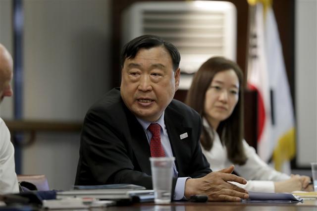 <YONHAP PHOTO-0117> 평창 동계올림픽 위원장 런던 설명회 (런던 AP=연합뉴스) 18일(현지시간) 영국 런던의 한국 대사관에서 2018 평창 동계올림픽대회 및 동계패럴림픽대회 조직위원회 이희범(가운데) 위원장이 현지 언론인들의 질문에 답하고 있다. bulls@yna.co.kr/2017-05-19 10:11:12/ <저작권자 ⓒ 1980-2017 ㈜연합뉴스. 무단 전재 재배포 금지.>