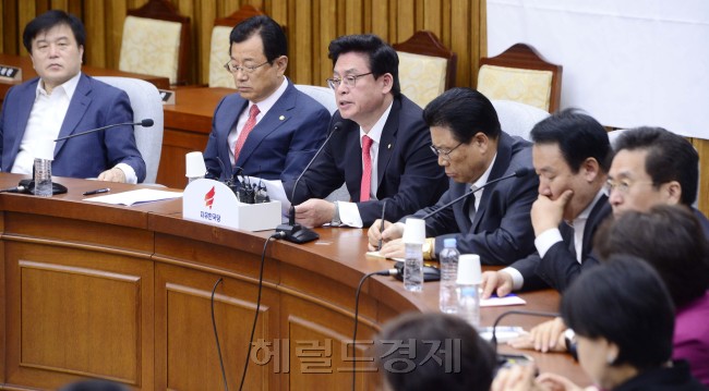 자유한국당 의원들이 지난 19일 원내대책회의를 하고 있다. [사진=박해묵 기자/mook@heraldcorp.com]