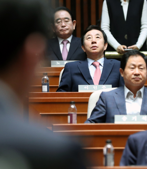 [바른정당을 탈당한 뒤 자유한국당에 입당한 김성태 의원(가운데)이 16일 오전 국회에서 열린 의원총회에 참석, 정우택 대표 권한대행의 발언을 듣고 있다.사진=연합뉴스]