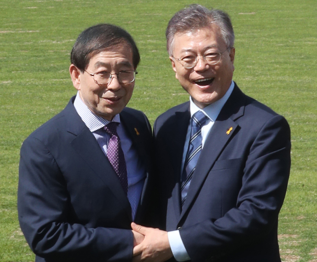 Seoul Mayor Park Won-soon and President Moon Jae-in. Yonhap