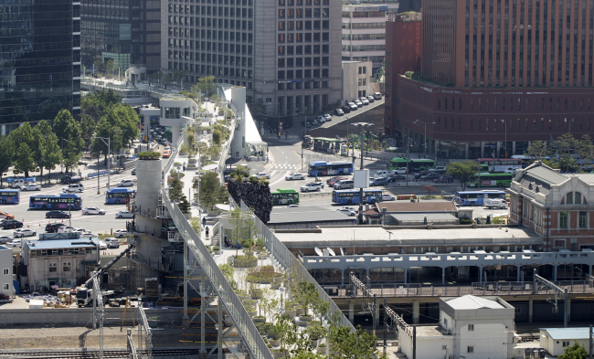 Seoul's new high rise park dubbed "Seoullo 7017" (Yonhap)